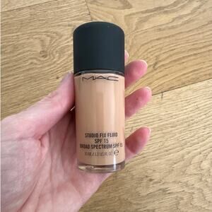 Mac Cosmetics - Studio Fix Fluid SPF 15 Foundation in A81 Beige